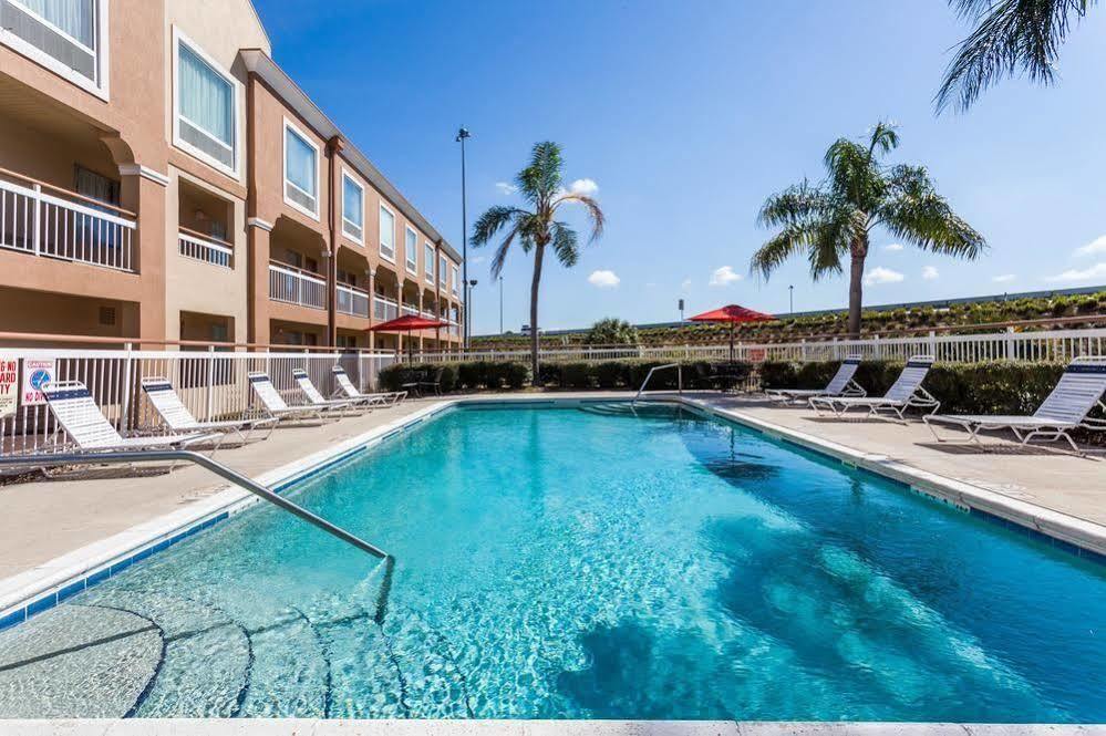 Super 8 By Wyndham Orlando Near Florida Mall Williamsburg ภายนอก รูปภาพ