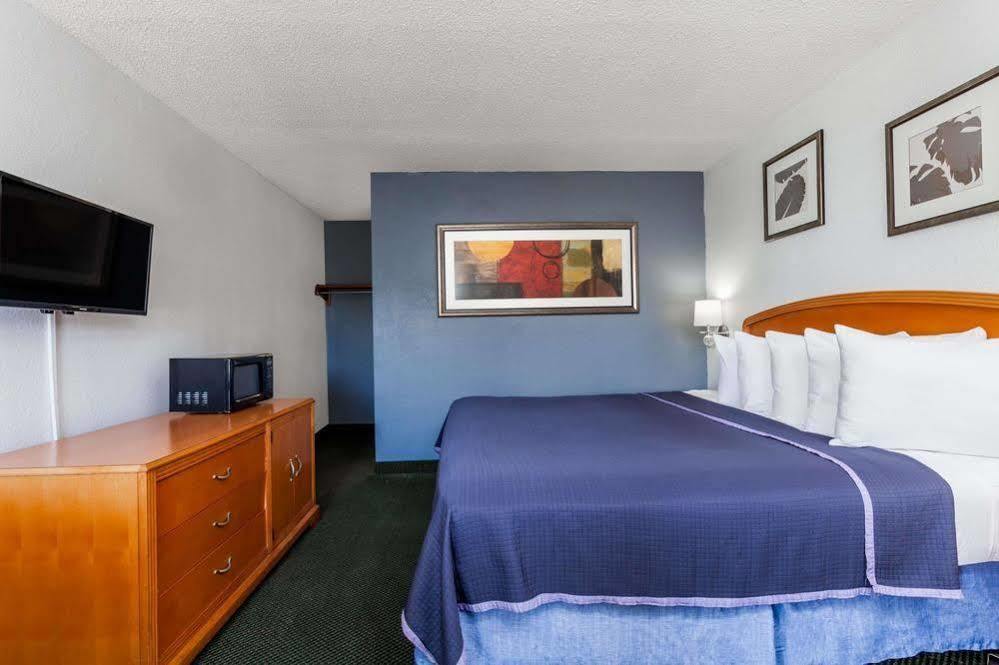 Super 8 By Wyndham Orlando Near Florida Mall Williamsburg ภายนอก รูปภาพ